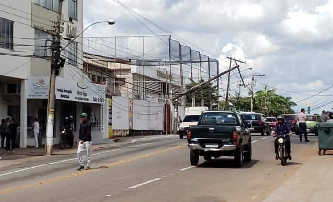 Acidentes deixam trânsito lento e parte do Centro sem energia; sessão na Aleac é suspensa